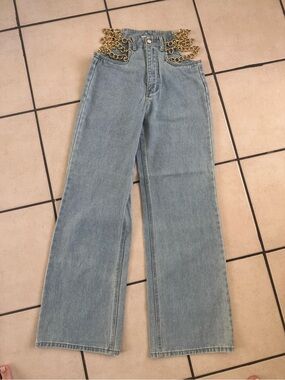 Light Blue High-Waist Wide-Leg Jeans with Gold Chain Detail